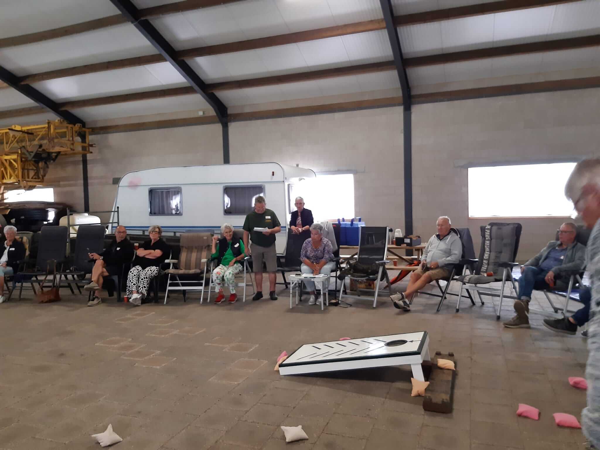 cornhole spelen bij camping vossenveld